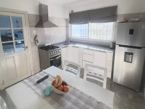 Casa 4 ambientes con 2 baños