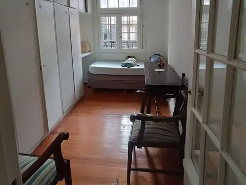 PH 3 ambientes al frente en Núñez — antiguo de categoría con patio