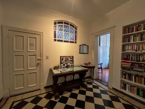 PH 3 ambientes al frente en Núñez — antiguo de categoría con patio