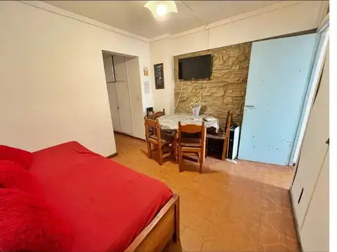 DEPARTEMENTO AMB Y MEDIO CON AMPLIO PATIO 