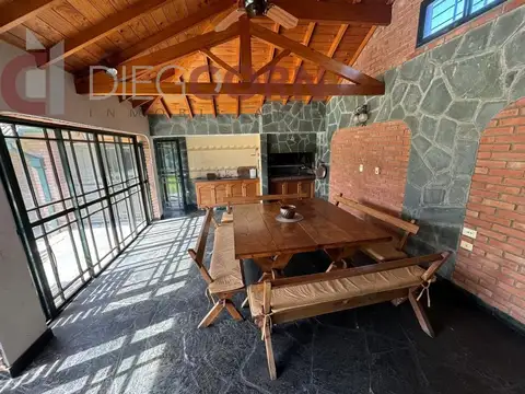 Casa 4 ambientes con 2 baños