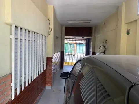 Casa 6 ambientes con 2 baños