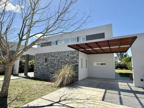 Casa 5 ambientes con 4 baños