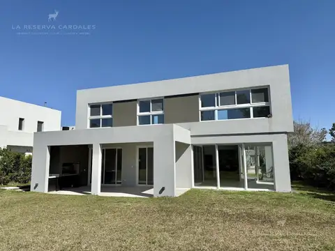 Casa en Alquiler con 2 cocheras