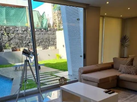 Casa en Alquiler con 1 cochera
