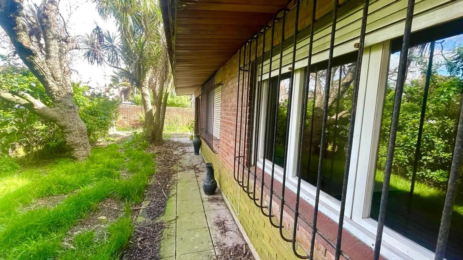 Venta casa 3 ambientes garaje y parque a reciclar