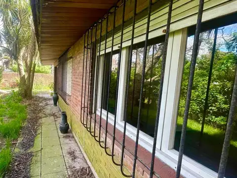 Venta casa 3 ambientes  garaje y parque a reciclar