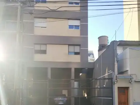 Cochera cubierta a 3 cuadras de la estación de Lanús Este!