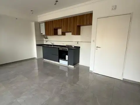 Departamento de 3 Ambientes a Estrenar en Edificio al Frente con Balcon, Calefaccion por Radiador