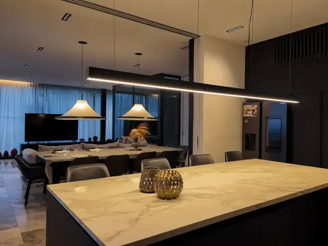 Casa 10 ambientes con 4 baños