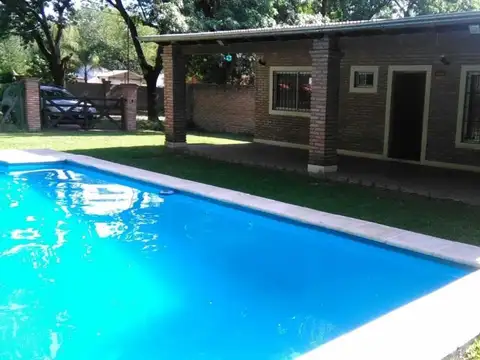 EXCELENTE CASA CON PILETA EN VENTA EN FUNES