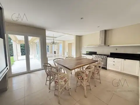 Casa en Alquiler con 2 cocheras