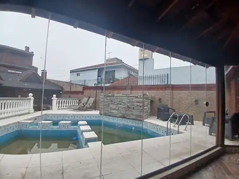 Chalet 5 Ambientes con quincho y pileta.
