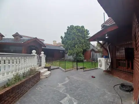 Casa en Alquiler con 2 cocheras