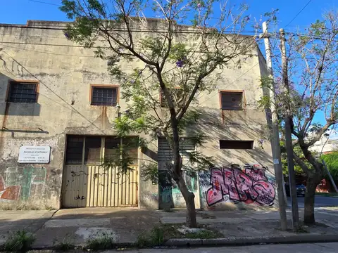 Galpón en Planta de 8,66 x 35 mts. Son 303 m². Cubiertos. Estado Sólido, a refaccionar.