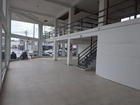 CIPOLLETTI ALQUILA SALON COMERCIAL SOBRE CALLE ESMERALDA