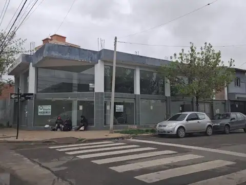 Cipolletti alquila salon comercial sobre calle esmeralda