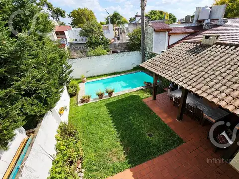 Venta Casa sobre lote propio- Zona Libertador- 5 ambientes, cochera y piscina.