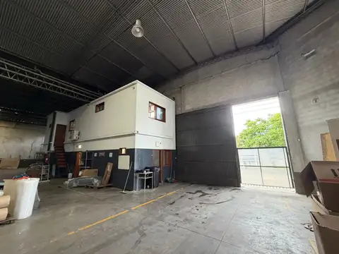 Galpón 1500 m² con 3 Entradas Camión S/lote 38x40