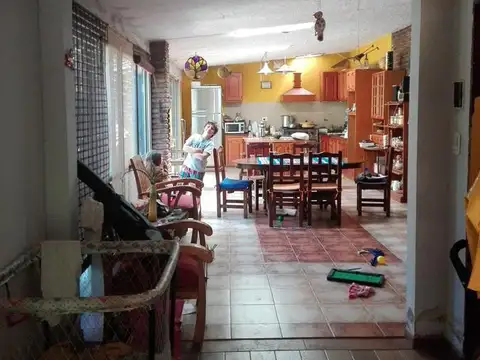 Casa 4 ambientes con 2 baños