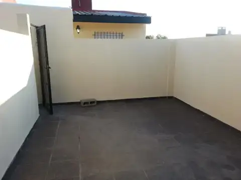 Departamento En 1o Piso De 2 Amb Con Amplio Patio Y Balcon