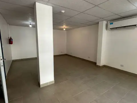 HERMOSO LOCAL EN ALQUILER -  CATAMARCA AL 400 -  PLANTA BAJA COMPLETA