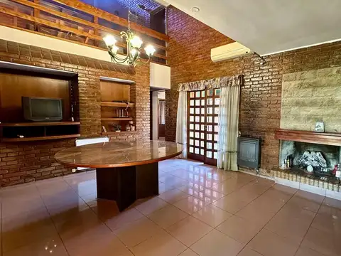 Casa 8 ambientes con 3 baños