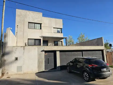 Casa moderna y funcional de dos plantas, cuatro dormitorios y cuatro baños