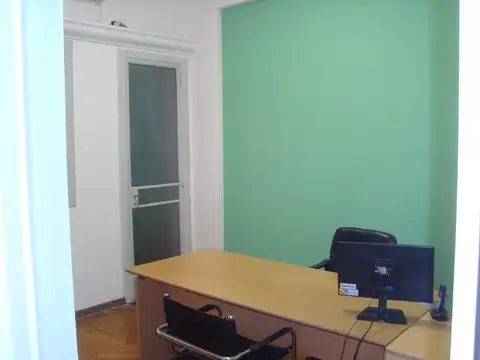 Oficina en Pte. Peron 2500, amplia area de trabajo + despachos.