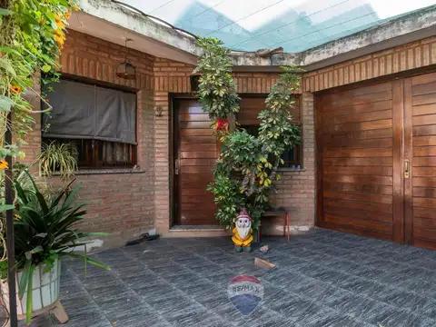 Casa 8 ambientes con 2 baños