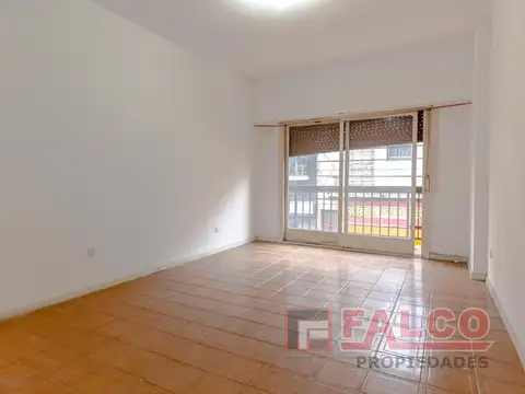 Donato Alvarez y Rivadavia - 4 amb con balcon y patio cubierto