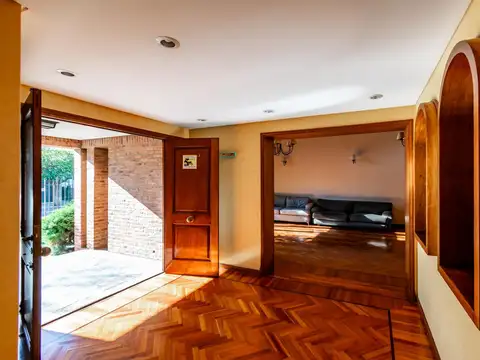 Casa 7 ambientes con 5 baños