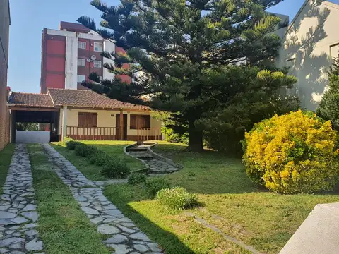 CHALET / CASA 3 AMB. + DEPENDENCIA + 3 DÚPLEX DE RENTA. Zona Sur EN VENTA