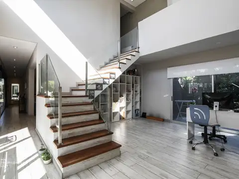 Casa en Venta con 2 cocheras