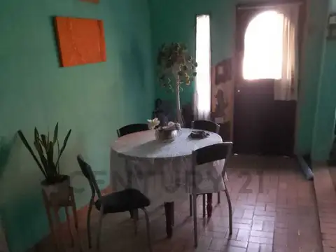 Lote de 300 m2 con casa a reciclar o demoler en venta en La Plata