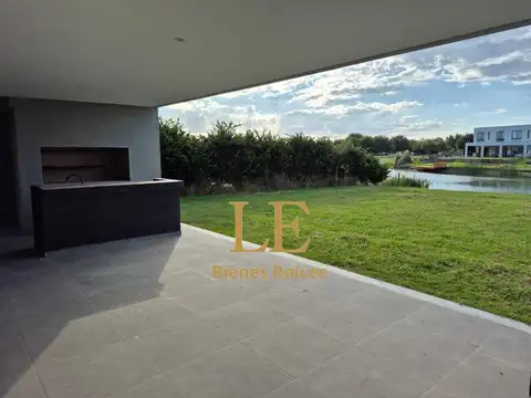 Casa 5 ambientes con 4 baños