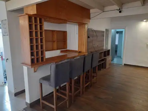 Casa en Alquiler con 2 cocheras