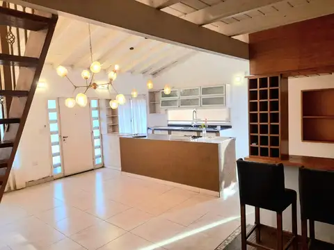 ALQUILER casa de 6 Amb, 5 habitaciones, 3 baños, piscina c/parrilla, cochera 2 vehiculos