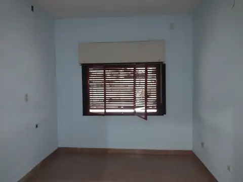 CASA EN VENTA 4 AMBIENTES CON RENTA. CASTELAR SUR.