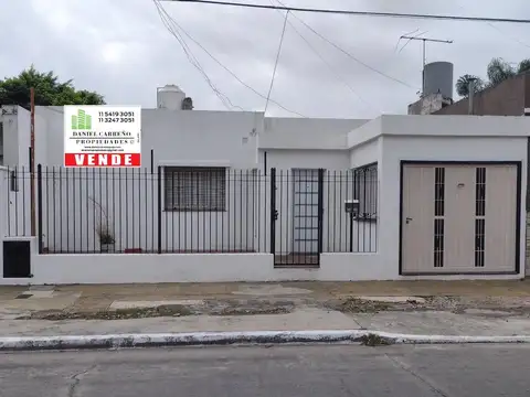 CASA EN VENTA 4 AMBIENTES CON RENTA. CASTELAR SUR.