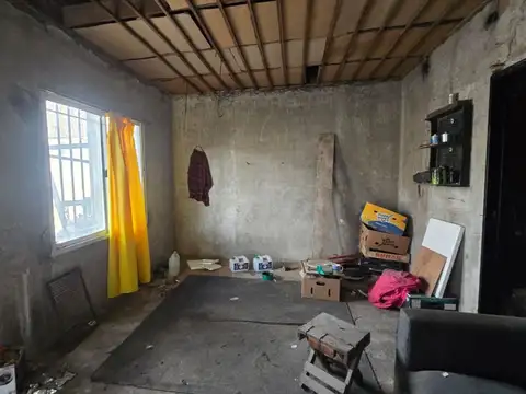 VENTA DE CASA A REFACCIONAR. PARQUE. COCHERA. ITUZAINGO