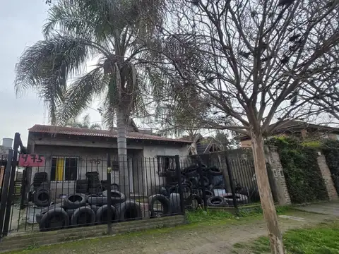 VENTA DE CASA A REFACCIONAR. PARQUE. COCHERA. ITUZAINGO