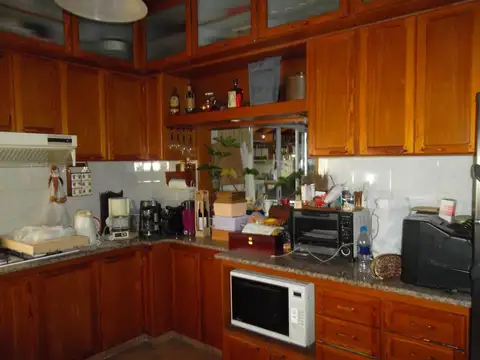 VENTA DE CASA CINCO AMB. EN LOTE PROPIO