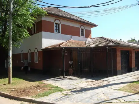 VENTA DE CASA CINCO AMB. EN LOTE PROPIO
