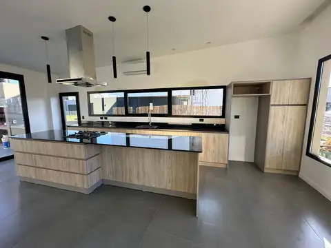 Casa 4 ambientes con 3 baños