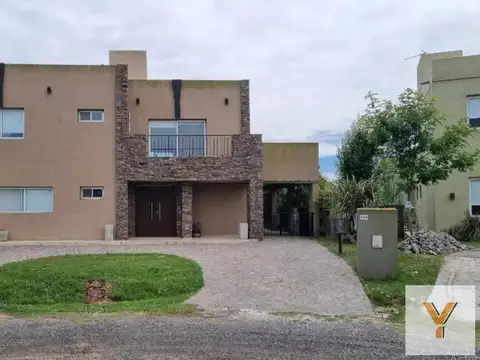 Casa en venta - 4 Dormitorios 4 Baños - San Vicente 