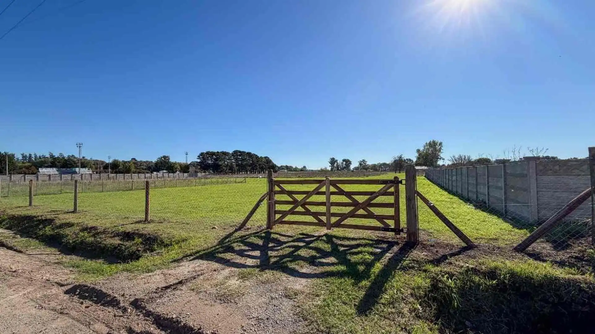 Lote suburbano 2107m² sobre Av. Pedersen — Apto crédito