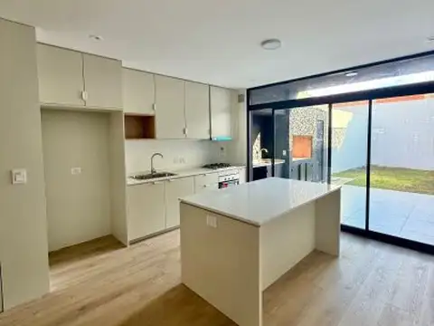 VENTA DE DÚPLEX 4 AMBIENTES- VICENTE LÓPEZ-CON JARDIN