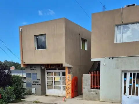 Conjunto de departamentos y locales comerciales