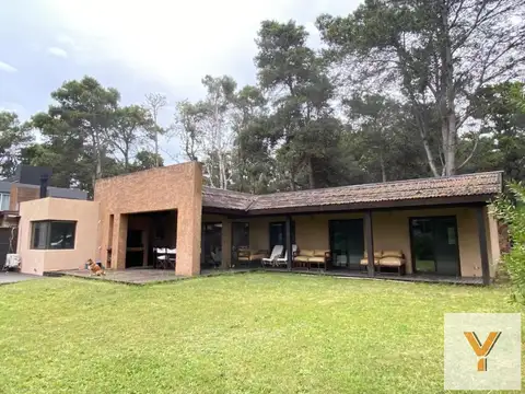Casa en venta - 4 Dormitorios 3 Baños - Mar Azul